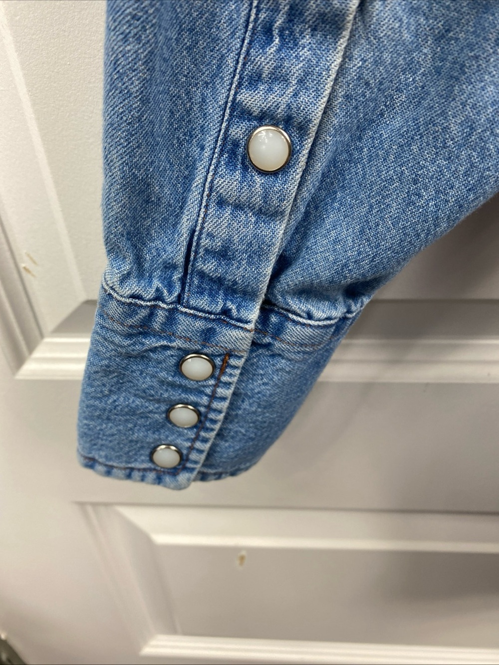 Vintage Wrangler Shirt Mens  Blue Denim Pearl Snap Western Cowboy Yoke Large Hem - Picture 7 of 9